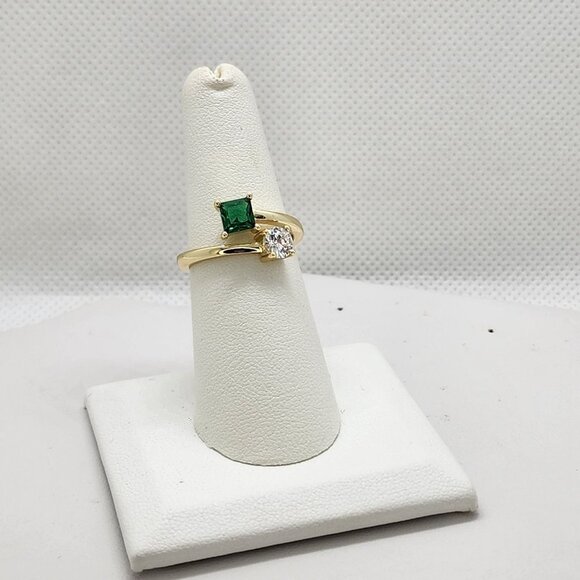 Jewelry - Brand New Sterling Silver 925 Green/White Gemstones Ring